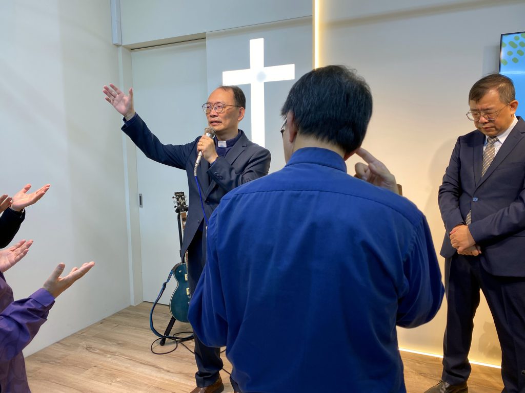 台灣信義會監督高堂恩牧師為會眾祝禱