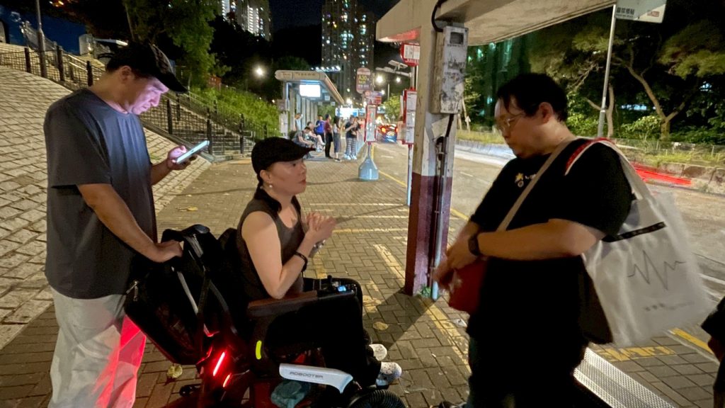 等待公車時的交流,以諾兒攝