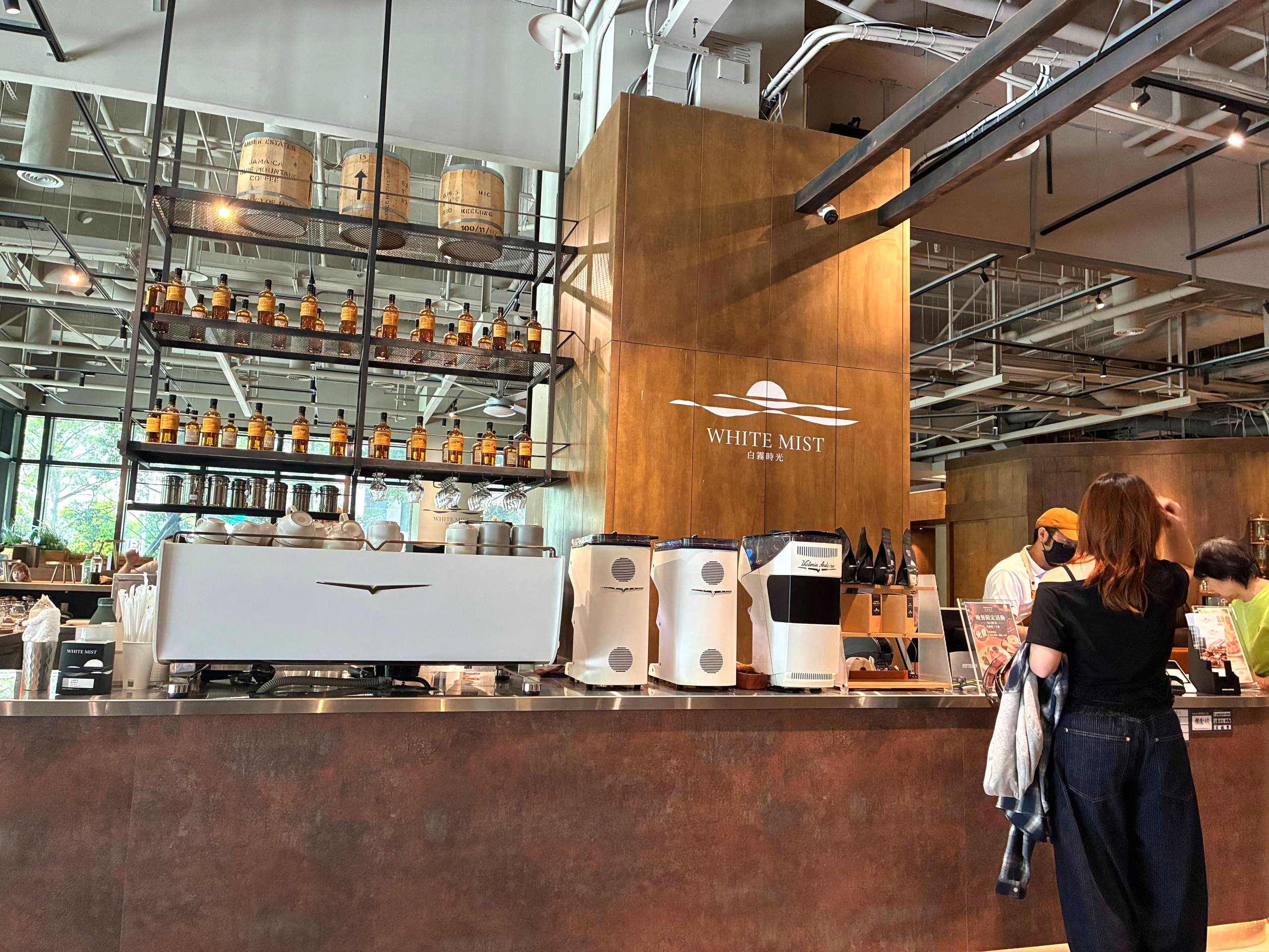 白霧時光新板傑仕堡店吧檯
