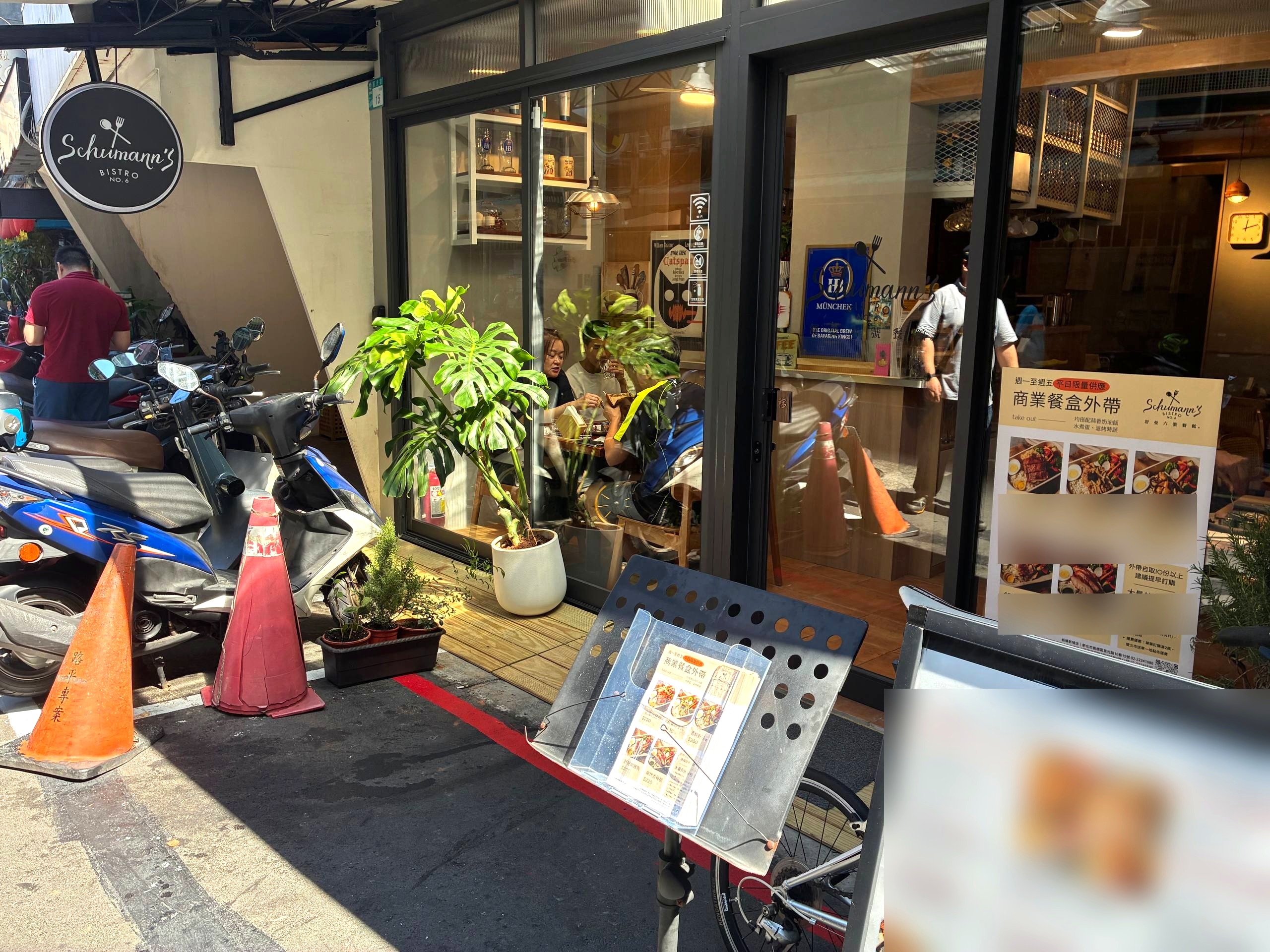 舒曼六號餐館板橋店門口