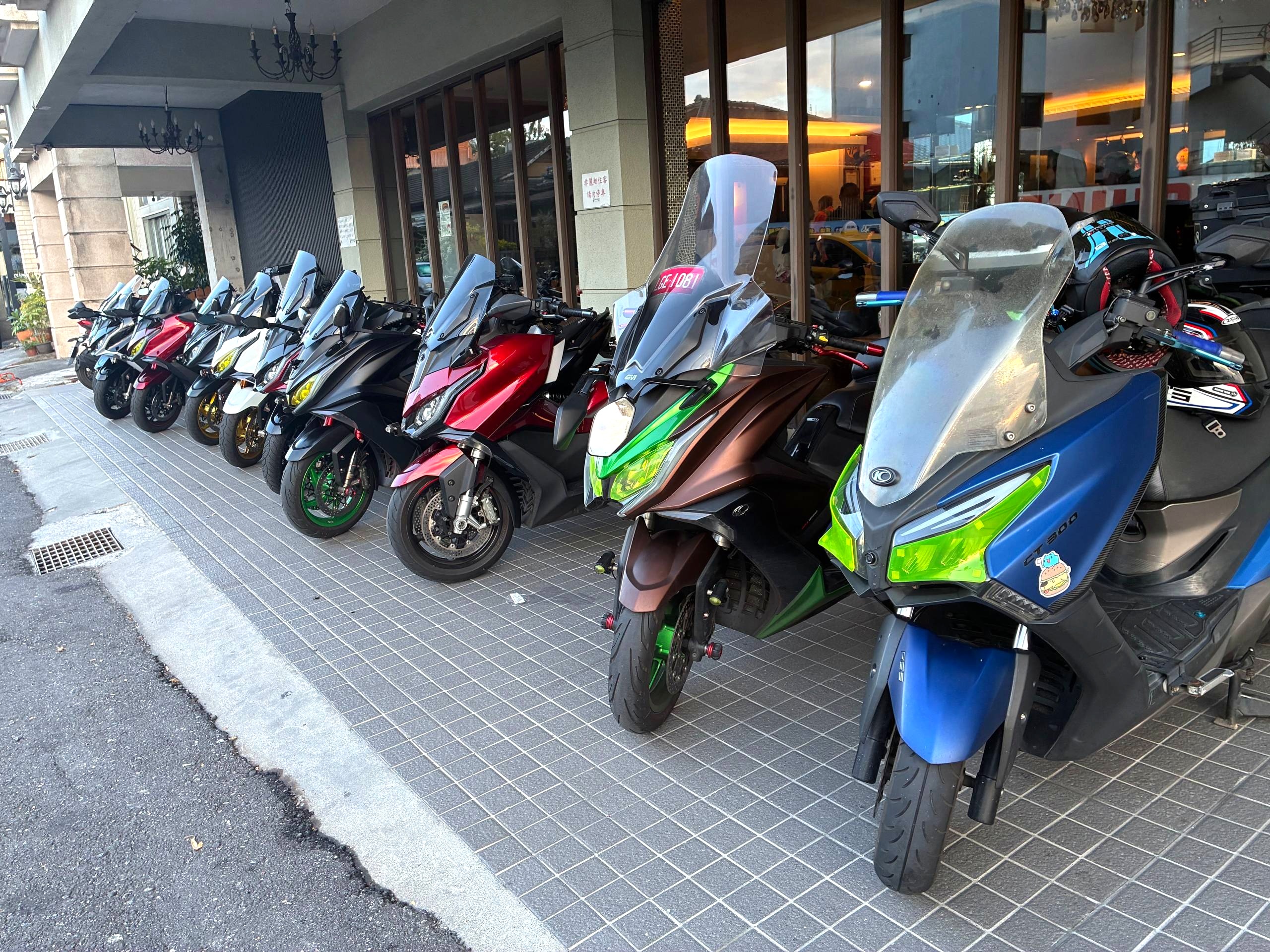 飯店騎樓下停放的光陽重機
