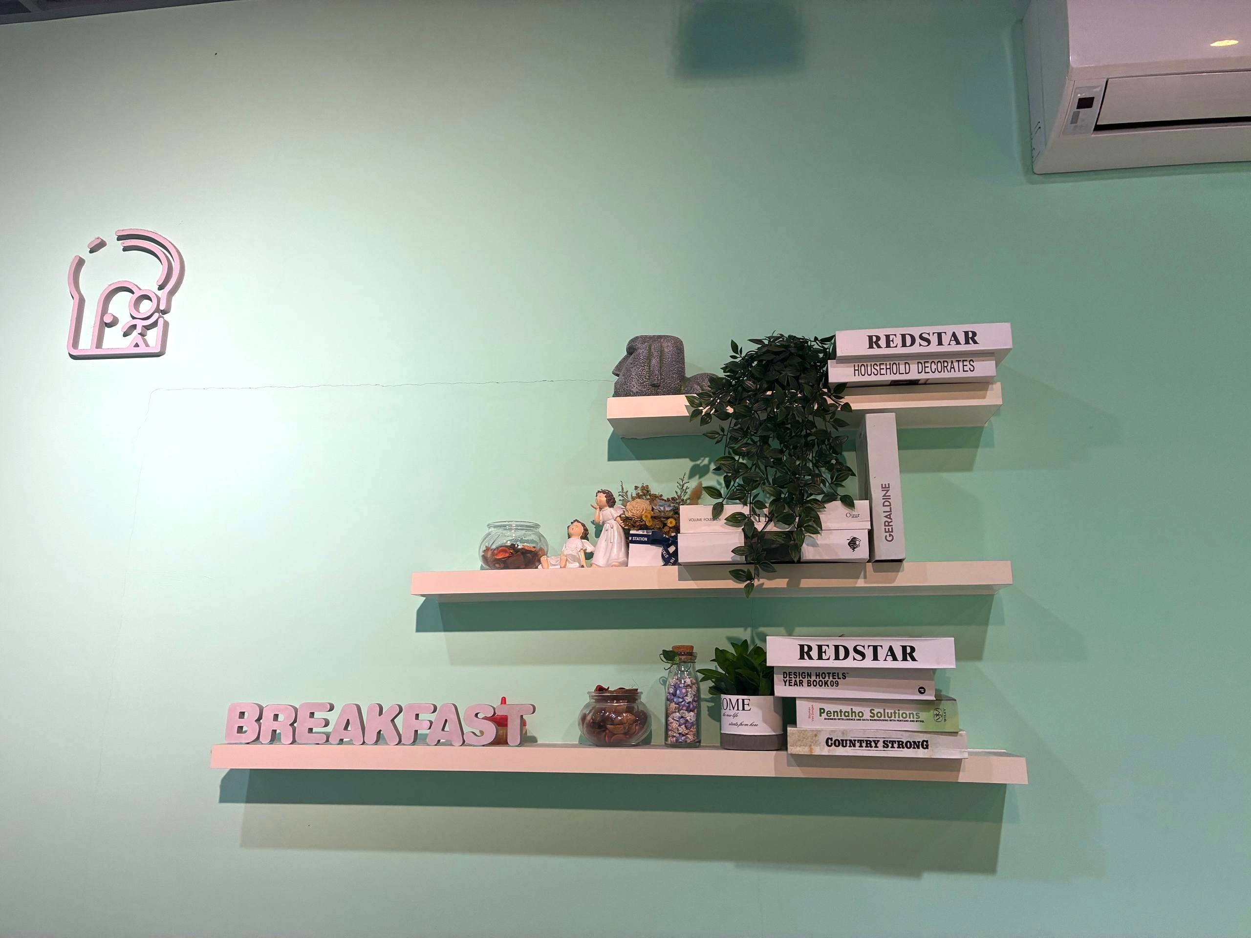 隔壁早餐 NextDoor 寫著 BREAKFAST 的層架