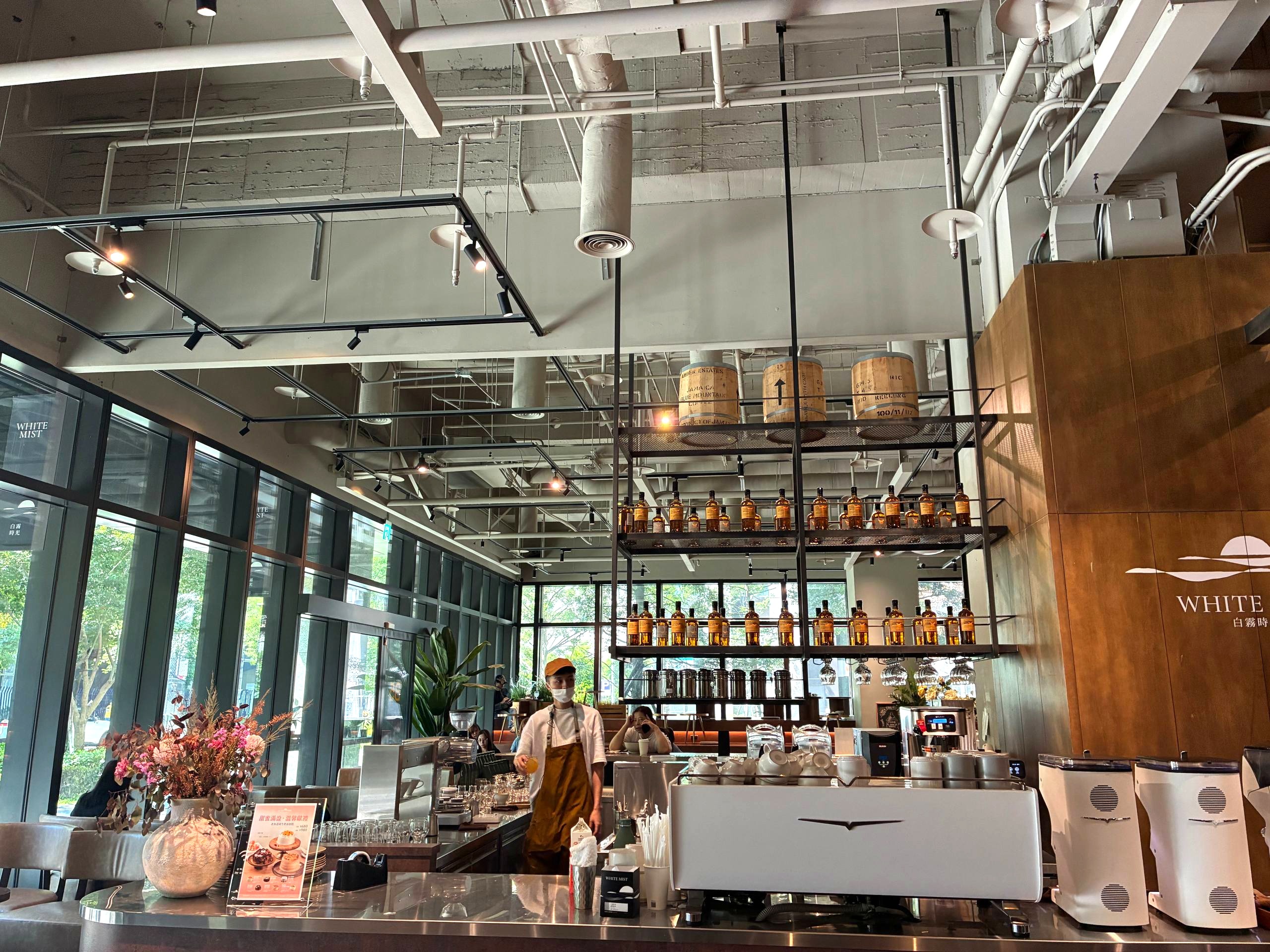白霧時光新板傑仕堡店落地窗與吧檯