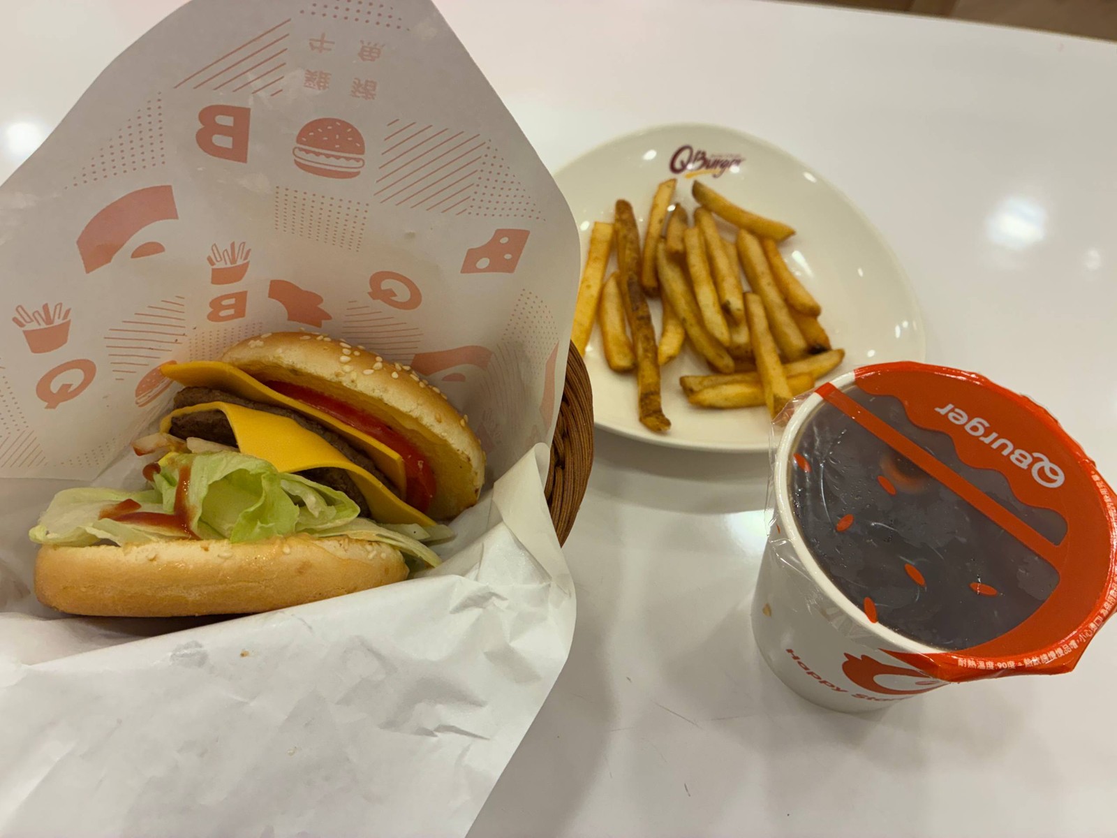 Q Burger 漢堡、薯條與冰紅茶