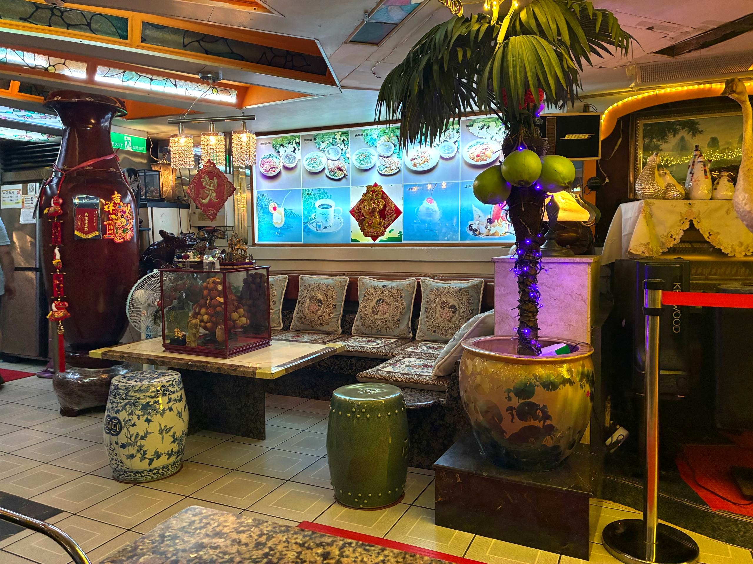 東一排骨總店座位區