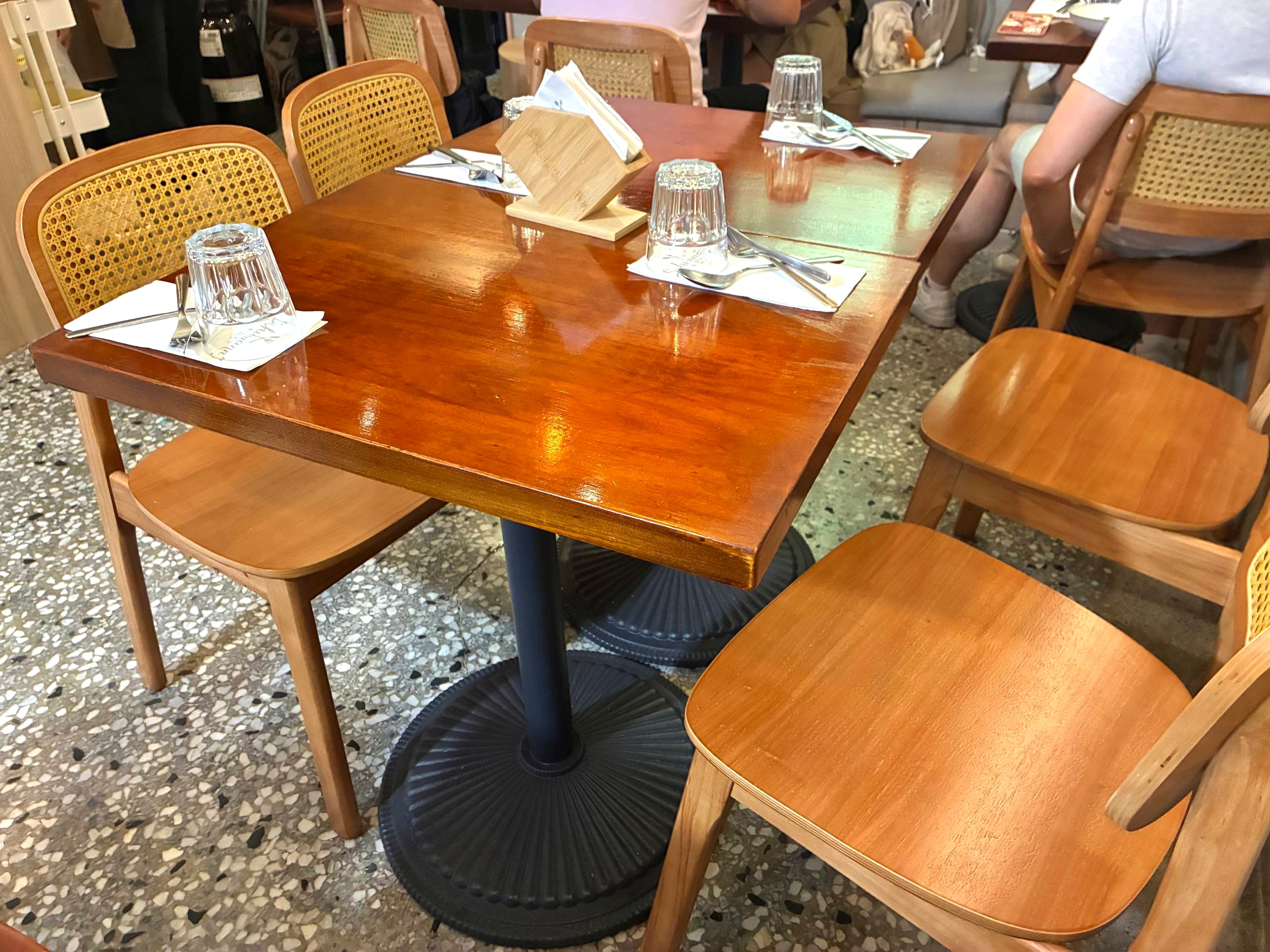 舒曼六號餐館板橋店店內木桌與藤編椅