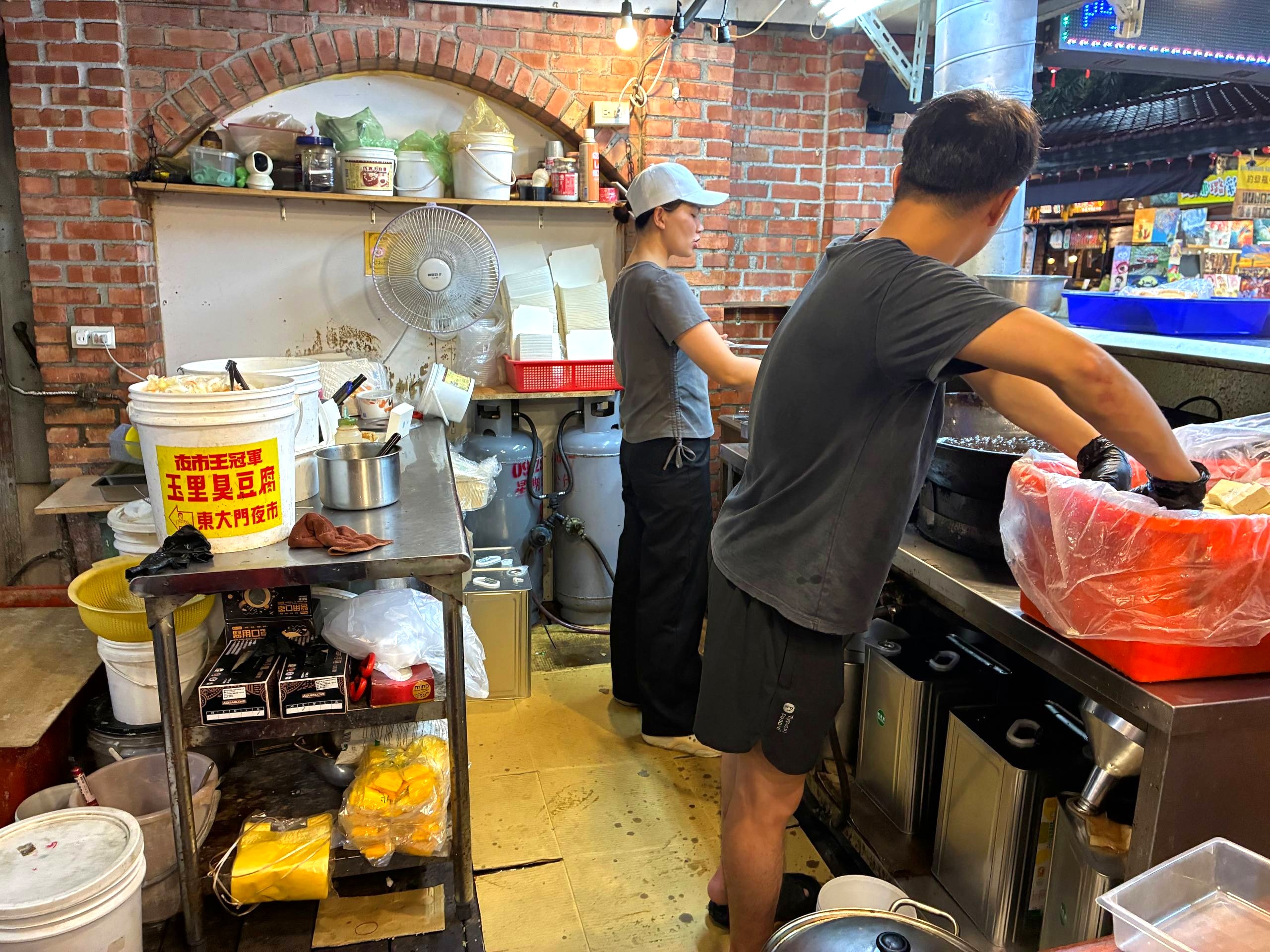 玉里臭豆腐店內的廚房