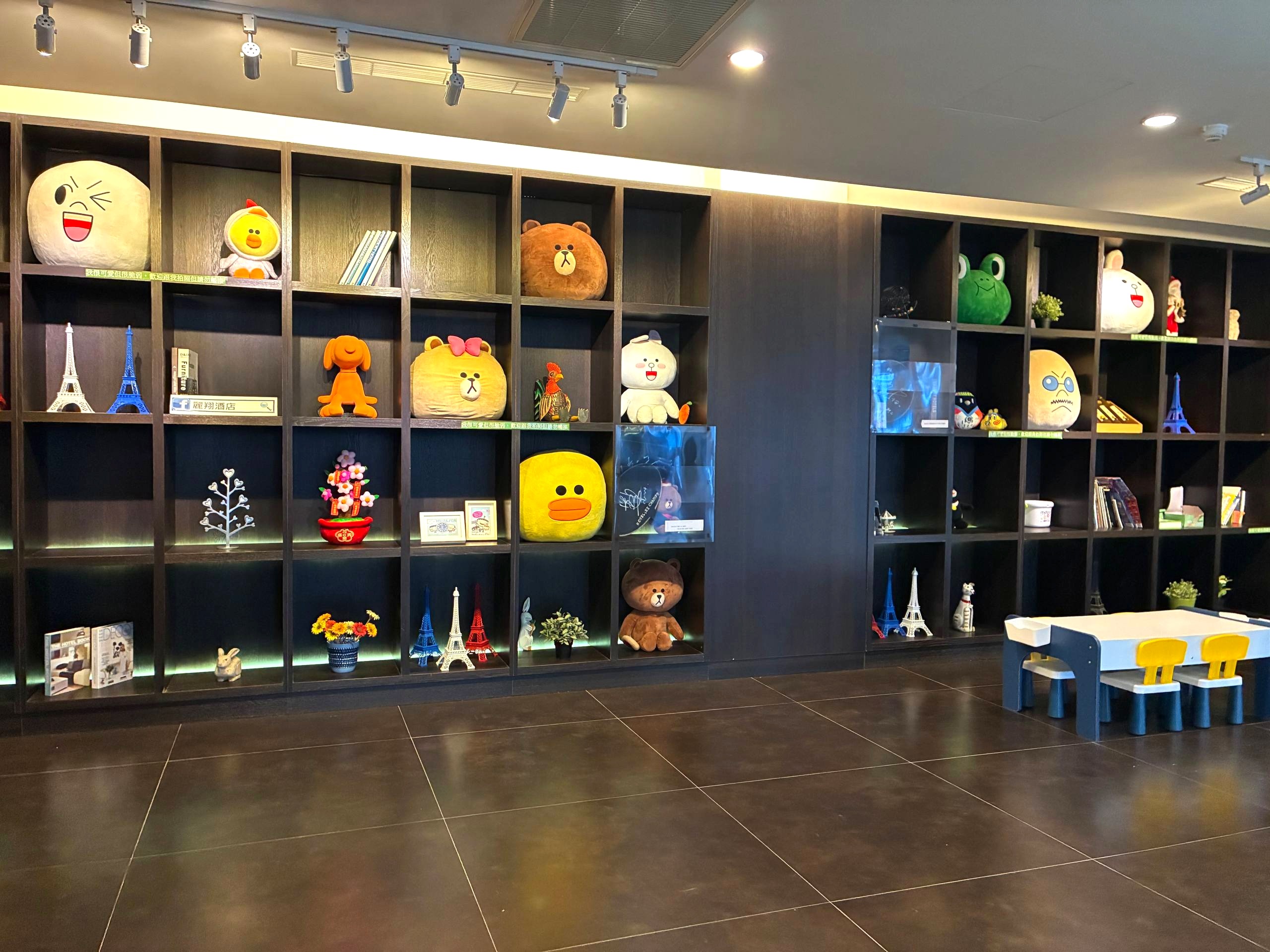麗翔花蓮館大廳的展示櫃
