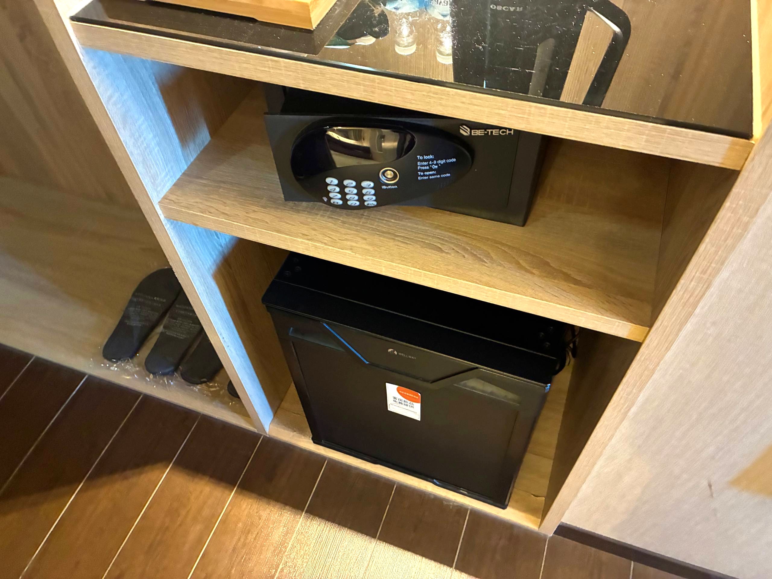 知本芙儷渡假酒店客房保險箱與小冰箱