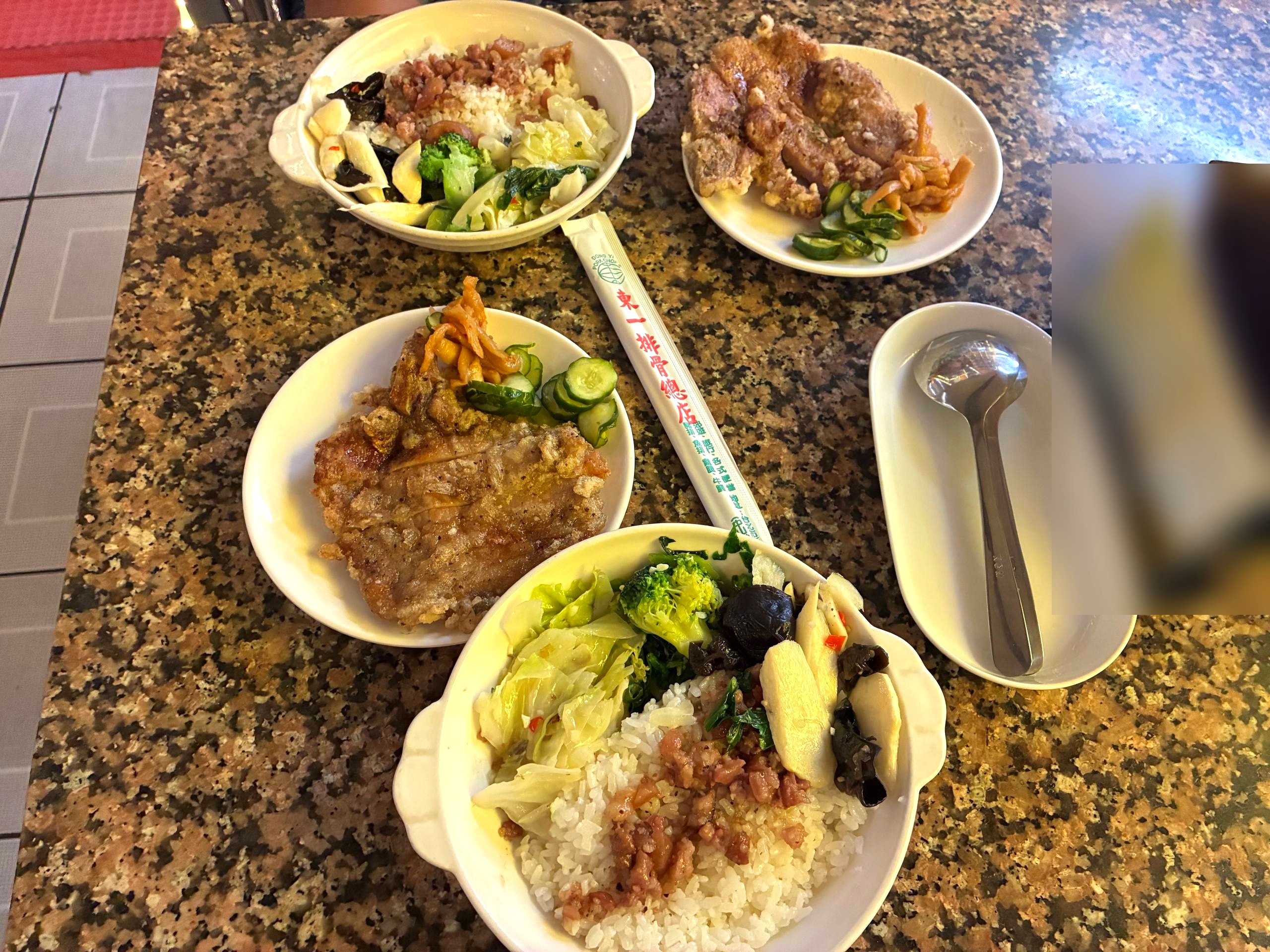 東一排骨總店桌上的排骨飯