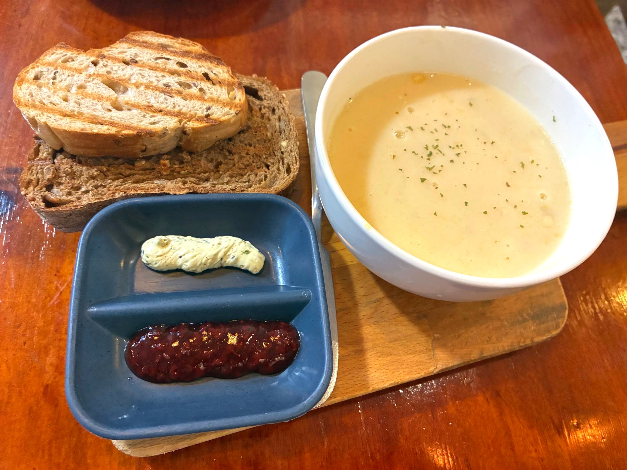 舒曼六號餐館的濃湯、烤麵包與抹醬