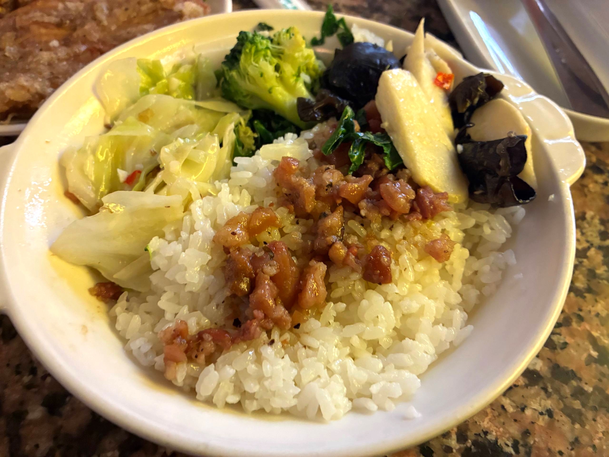 東一排骨的滷肉飯