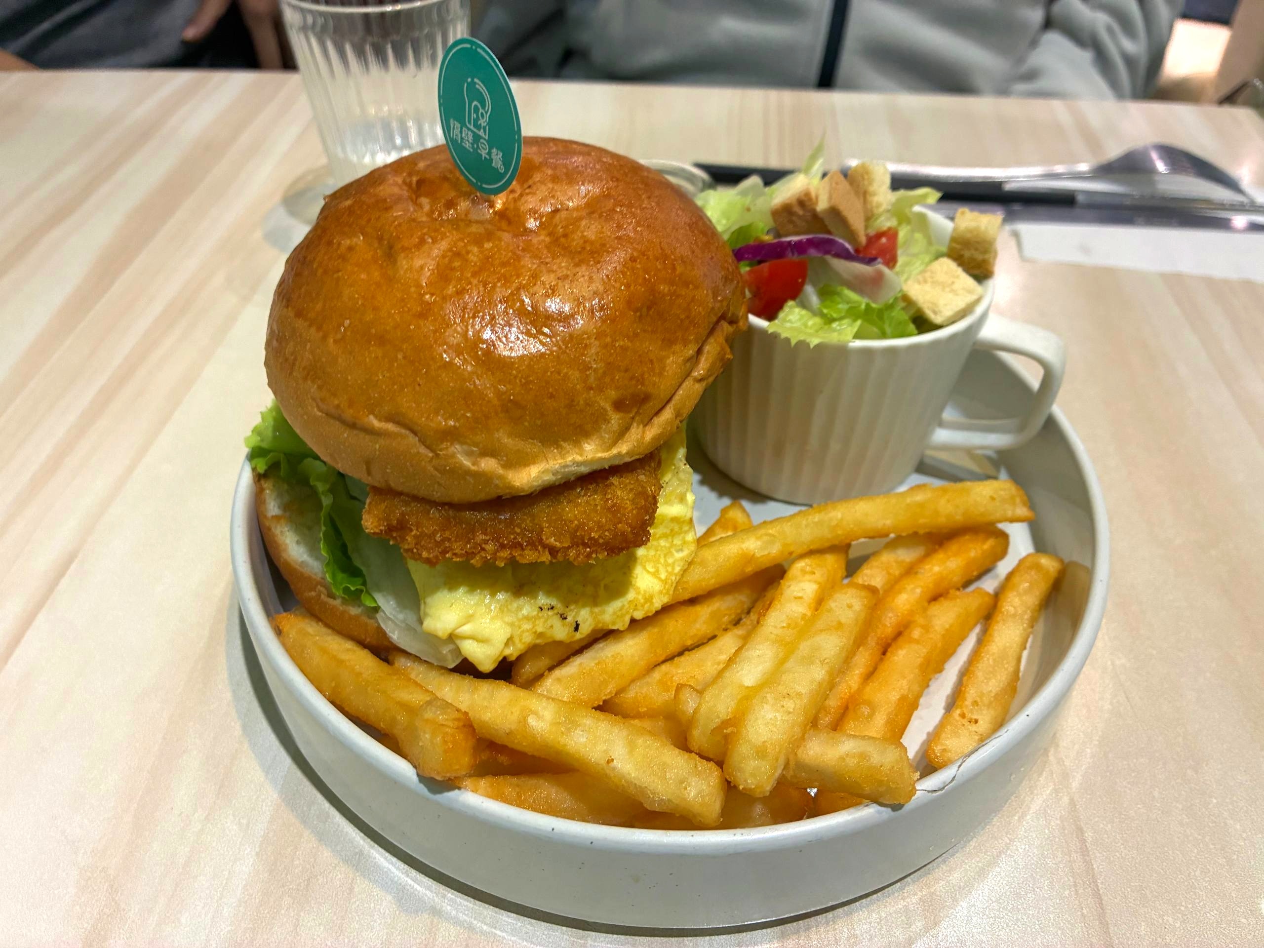 隔壁早餐 NextDoor 的有魚的漢堡包