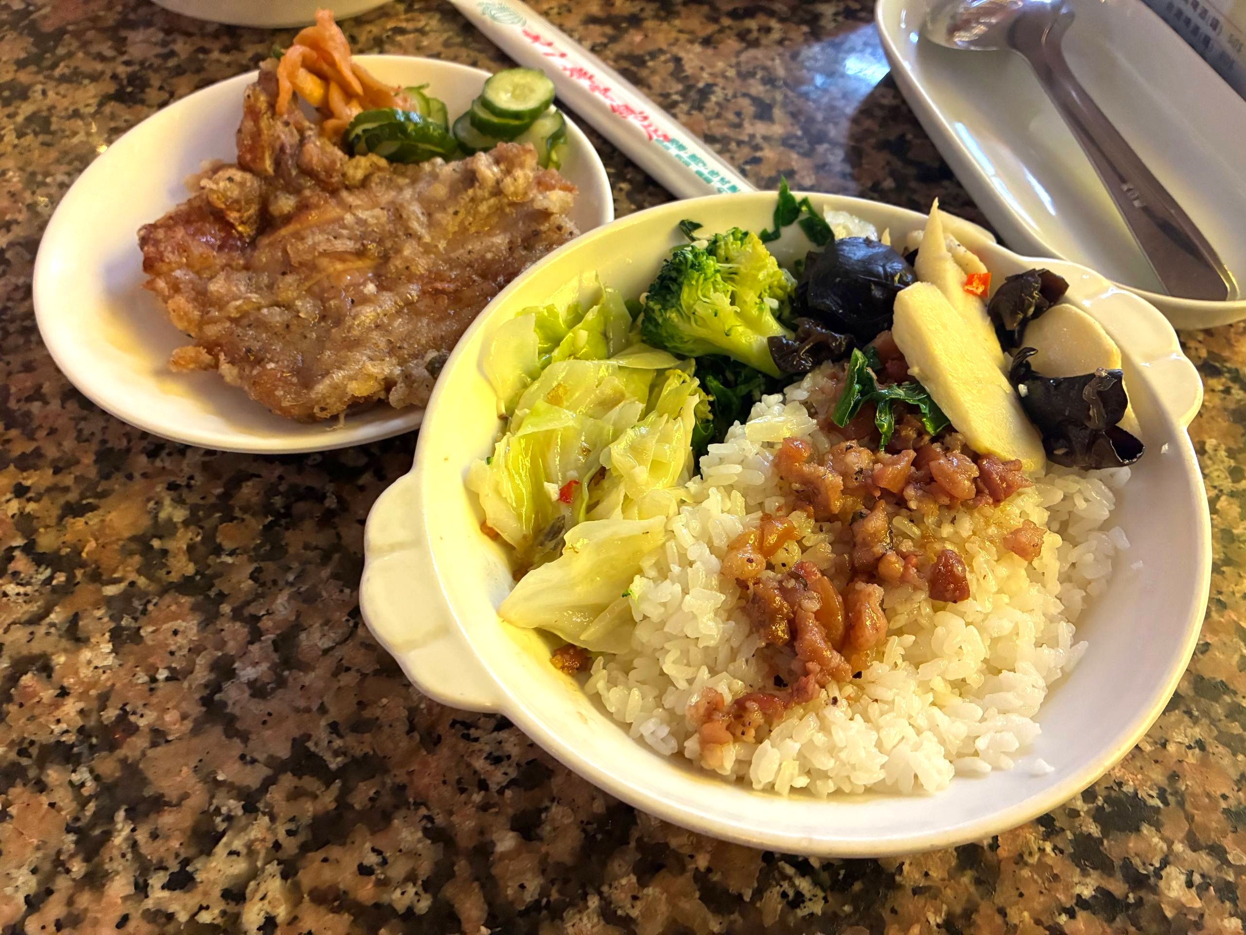 東一排骨的排骨與滷肉飯