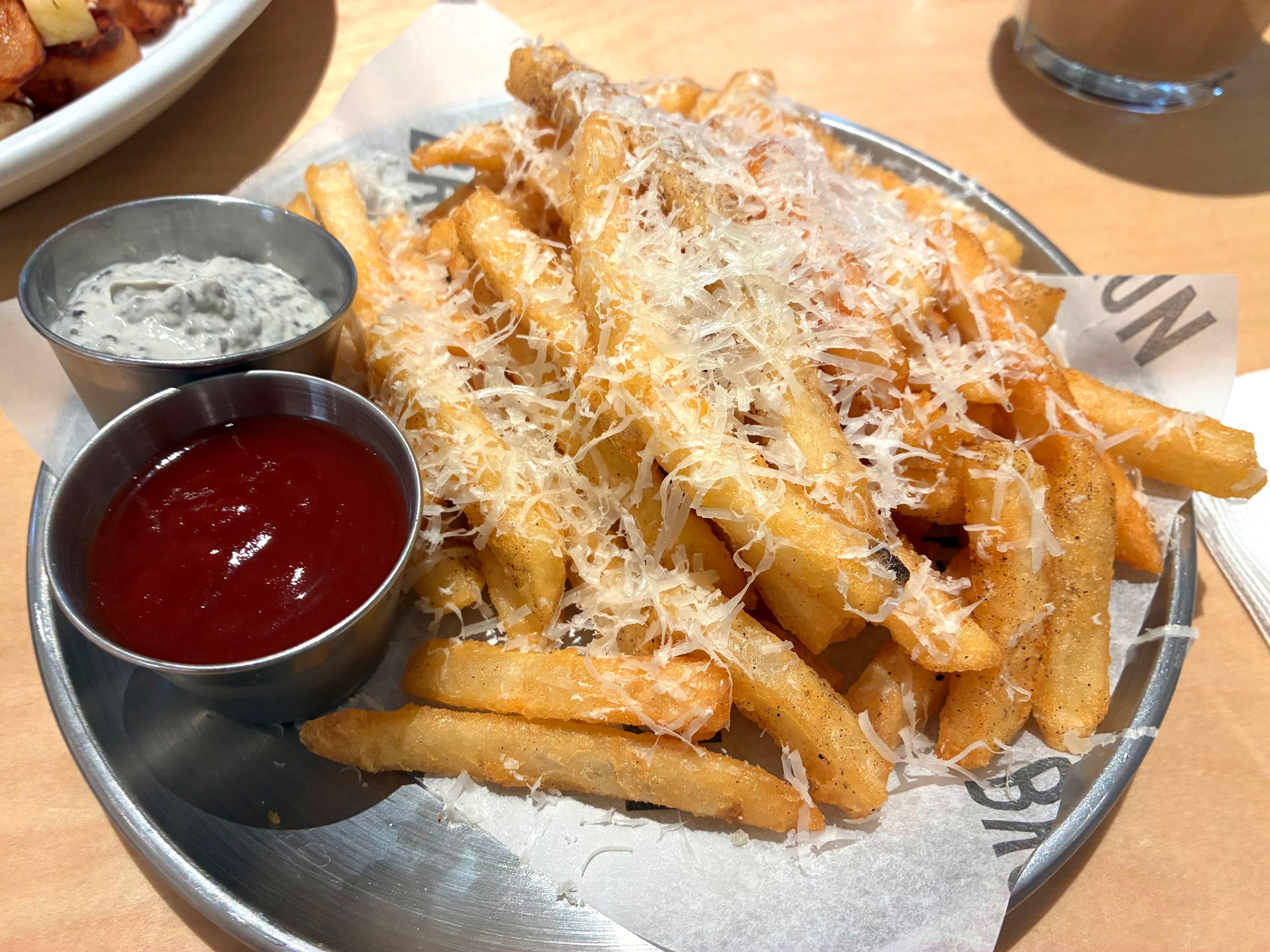 BRUN 酥炸薯條附松露酸奶醬