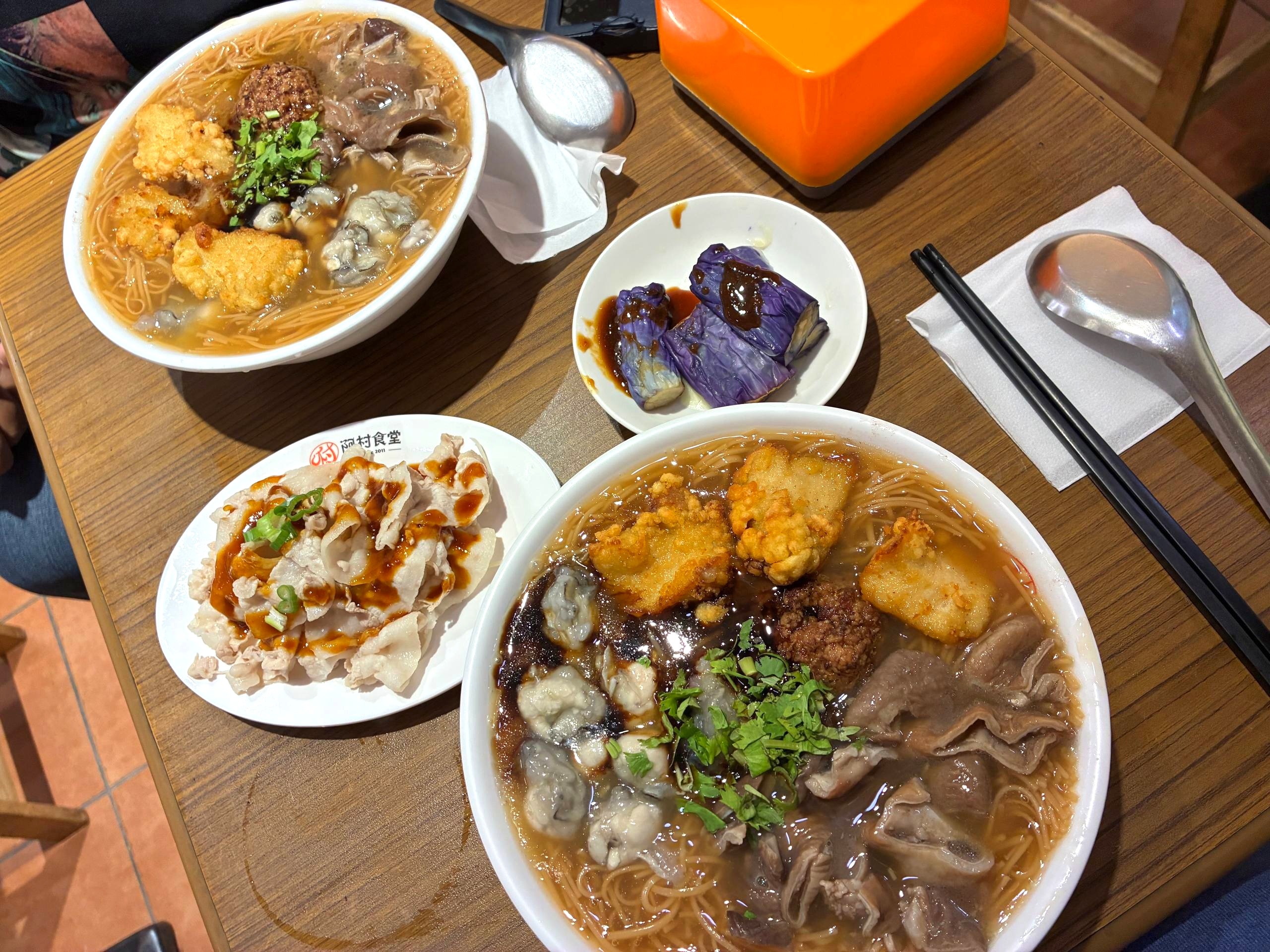 村玉食堂桌上的麵線與小菜
