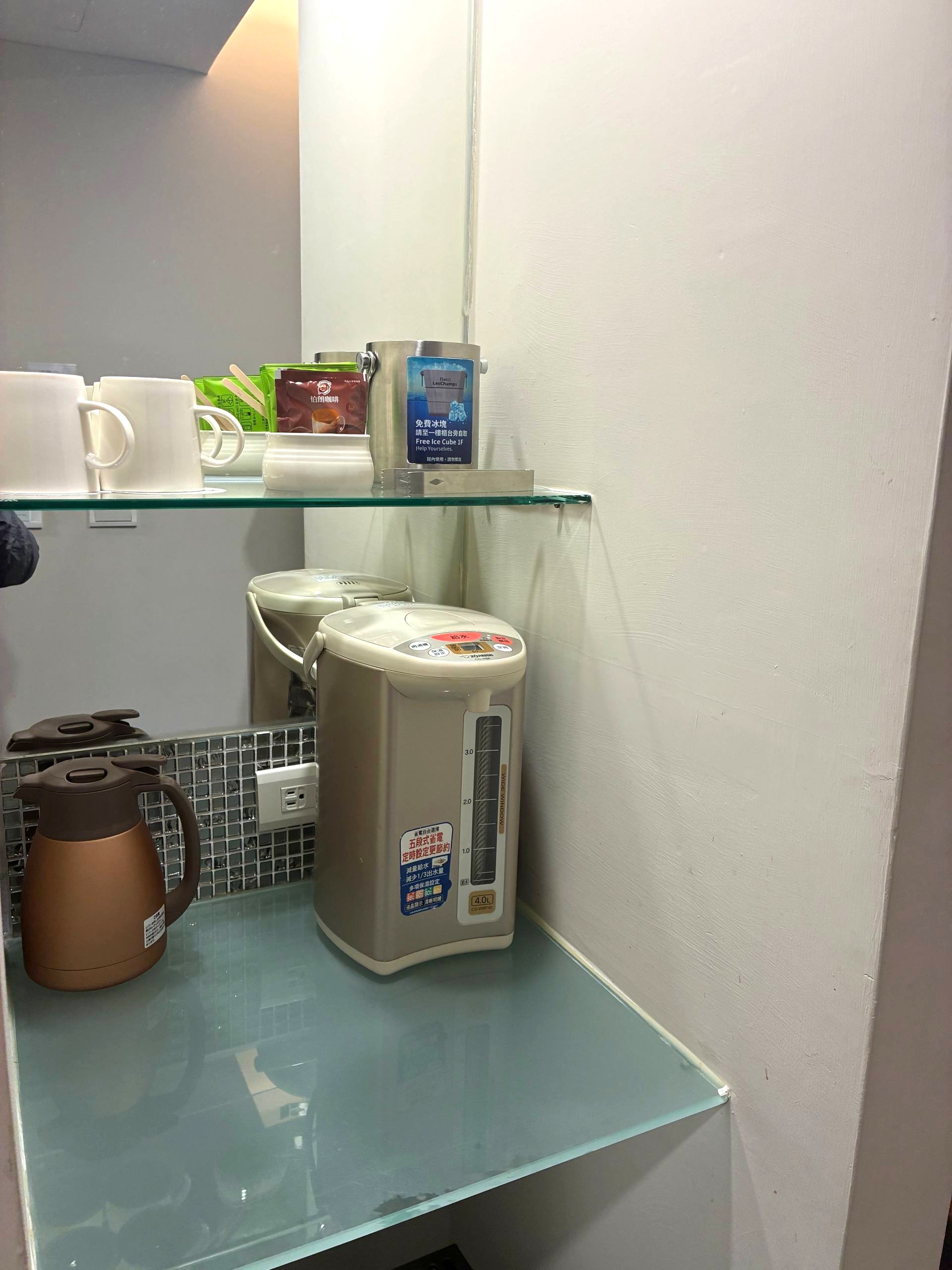 茶水檯上的熱水瓶與杯具