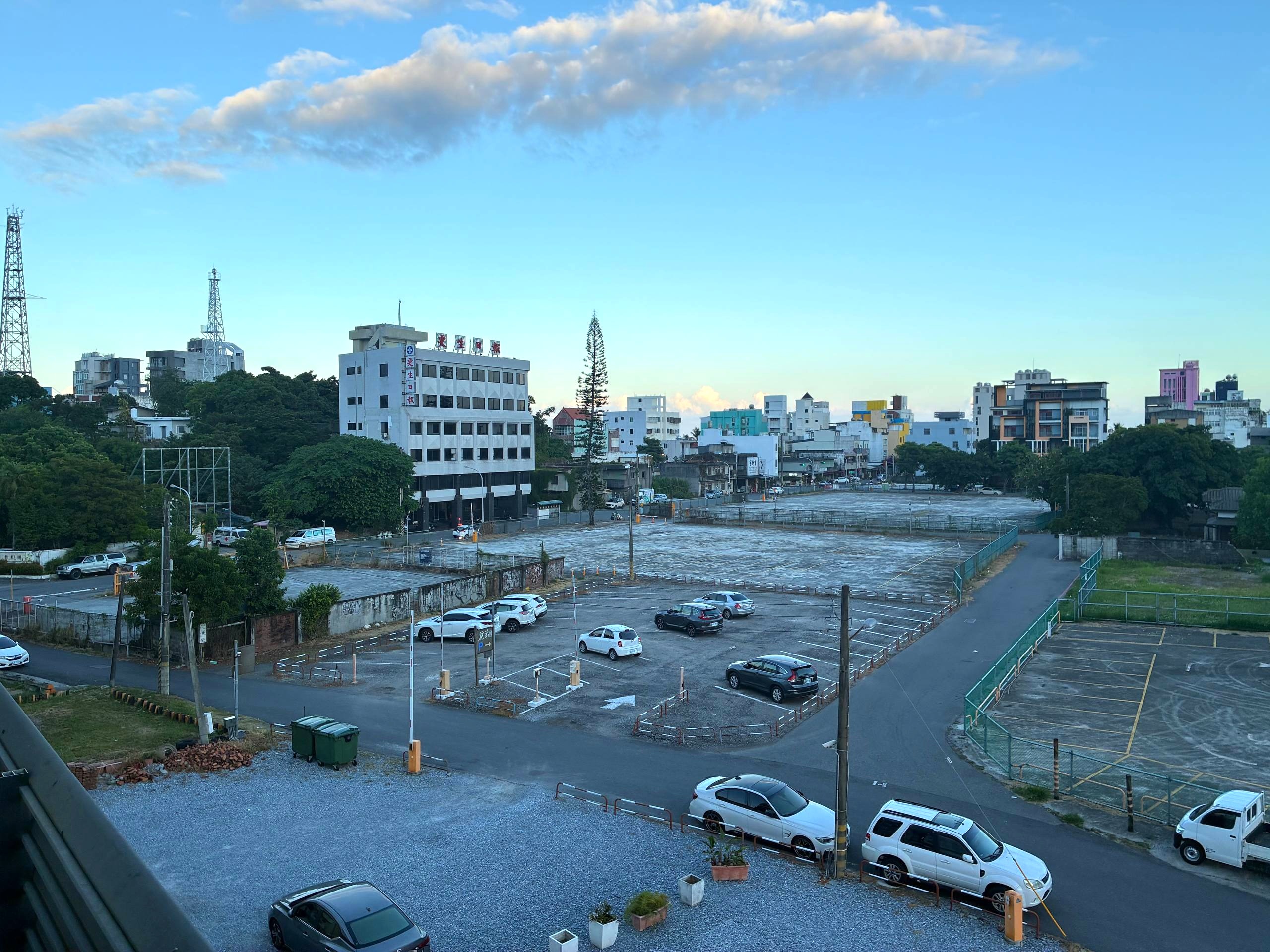 飯店另一側窗外的空地與樓房
