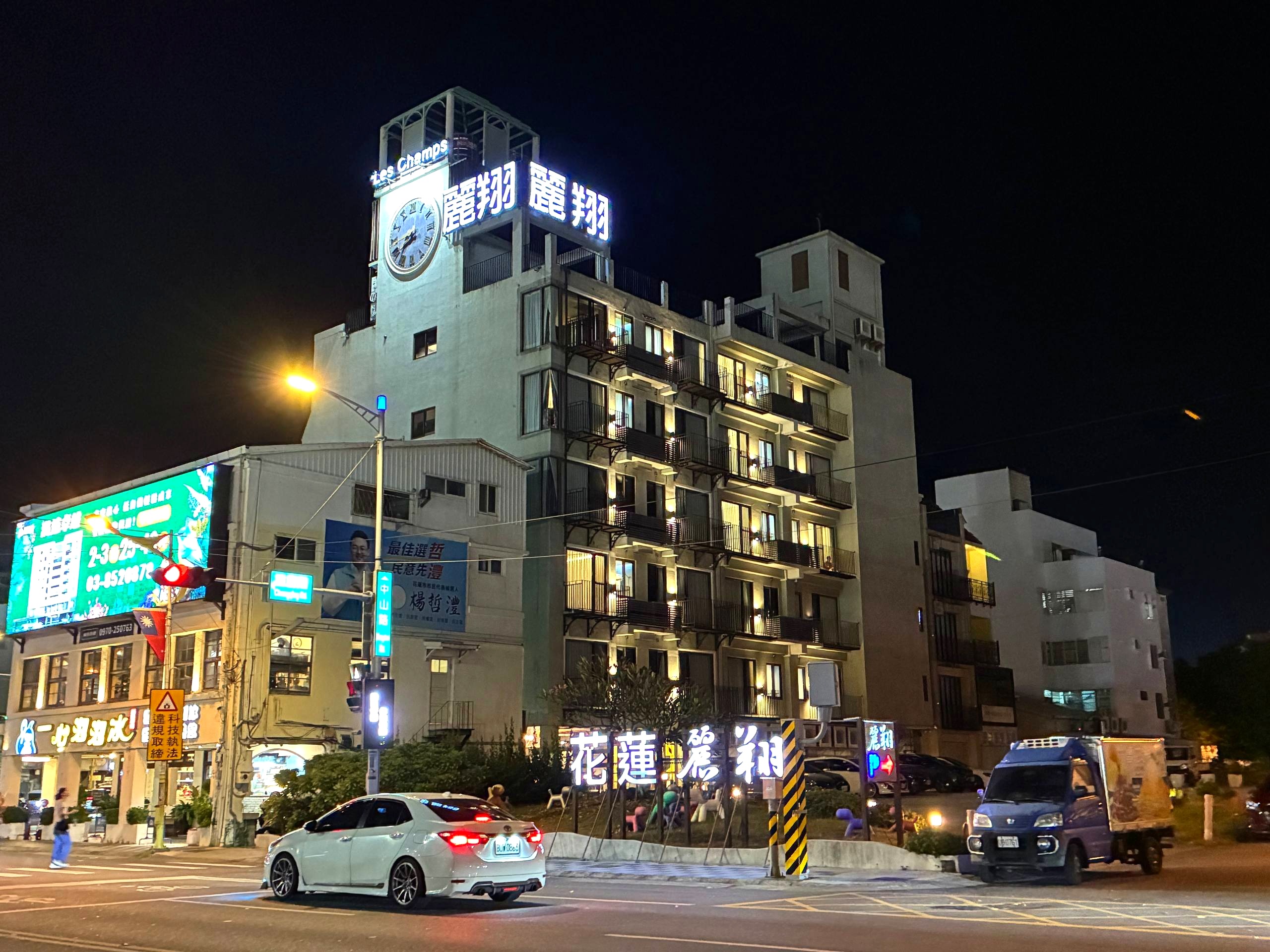 夜裡的麗翔花蓮館外觀