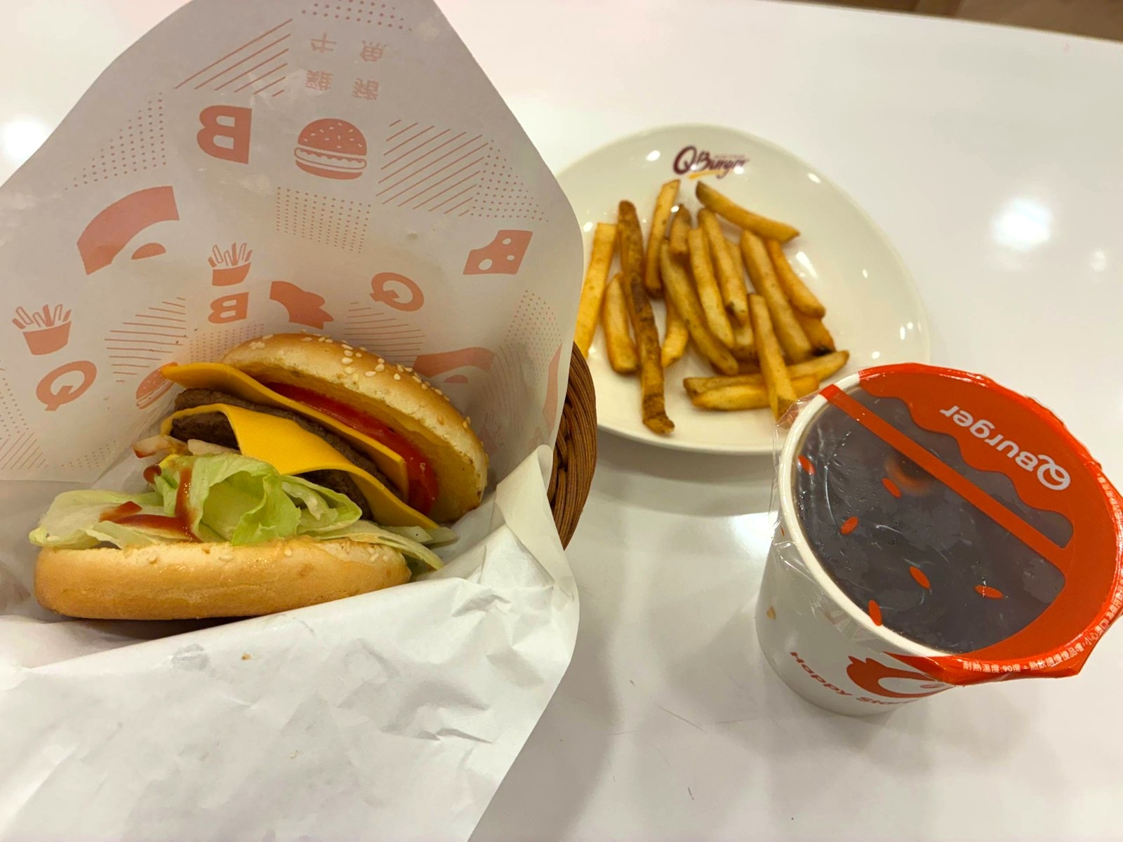 Q Burger 漢堡、薯條與冰紅茶